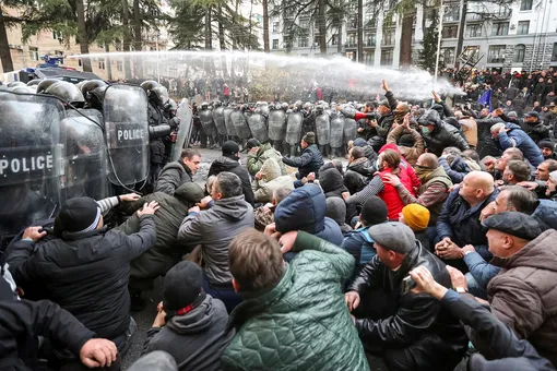 Протесты у парламента в Тбилиси: митингующих разогнали дубинками и водометами