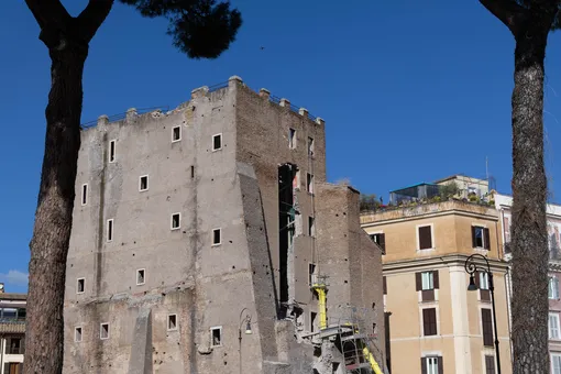 В центре Рима частично обрушилась средневековая башня В центре Рима частично обрушилась средневековая башня