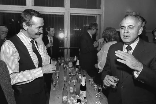Актер Леонид Филатов (слева) и Экс-президент Советского Союза Михаил Горбачев (справа).
