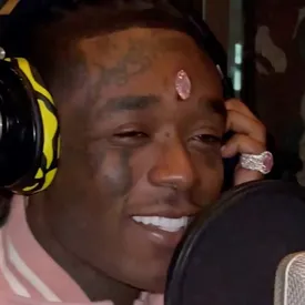 Рэпер Lil Uzi Vert и правда имплантировал себе в лоб розовый бриллиант. В соцсетях его сравнивают с героями аниме и комиксов Рэпер Lil Uzi Vert и правда имплантировал себе в лоб розовый бриллиант. В соцсетях его сравнивают с героями аниме и комиксов