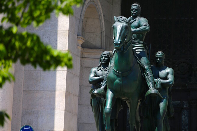 В Нью-Йорке снесли статую Теодора Рузвельта, которая больше 80 лет стояла у Музея естественной истории