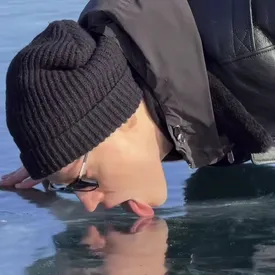 Певец Шаман облизал лед на Байкале в ролике с пометкой «18+» и стал героем мемов