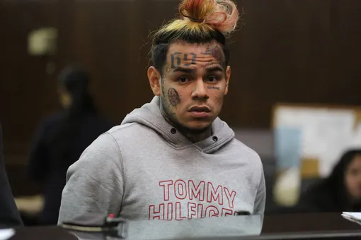 Рэпер 6ix9ine получил два года тюрьмы за участие в преступной банде