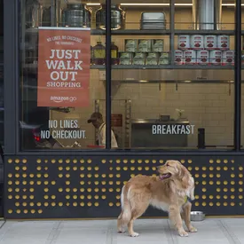К супермаркету «без очередей» Amazon Go выстроилась внушительная очередь в первый день работы К супермаркету «без очередей» Amazon Go выстроилась внушительная очередь в первый день работы