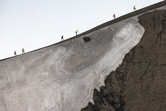 Участники гонки на леднике Цанфлерон, приближаясь к финишу трассы Glacier 3000 над альпийским курортом Ле Дьяблере, Швейцария, 07 августа 2021 года.