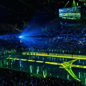 Пилот Карен Новицкий вбросил символическую шайбу перед матчем КХЛ между «Сибирью» и «Трактором»