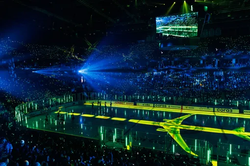 Пилот Карен Новицкий вбросил символическую шайбу перед матчем КХЛ между «Сибирью» и «Трактором» Пилот Карен Новицкий вбросил символическую шайбу перед матчем КХЛ между «Сибирью» и «Трактором»