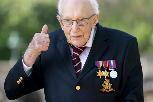 Британский ветеран, собравший $37 млн на борьбу с коронавирусом, отметил 100-летие. Его поздравила вся страна