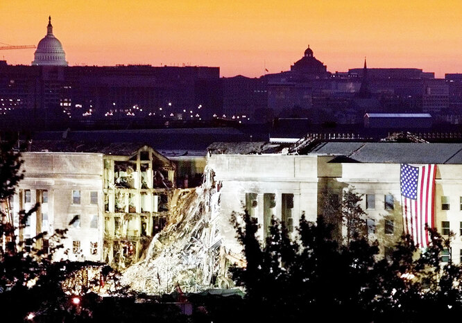 Разрушенное крыло здания Министерства обороны США в Вашингтоне.