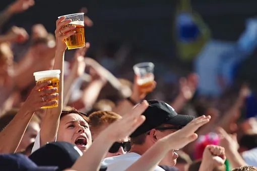 В правительстве поддержали идею снова продавать пиво на стадионах во время футбольных матчей