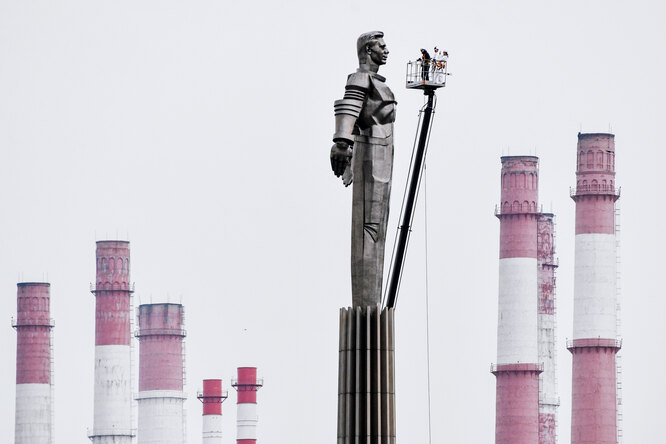 Промывка памятника Юрию Гагарину, установленного на одноименной площади в Москве