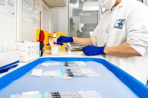 Житель Германии сделал около 90 прививок от коронавируса, чтобы продавать поддельные сертификаты о вакцинации