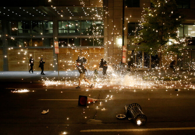 Разгон протестующих в Вашингтоне, 31 мая. Полиция применила слезоточивый газ.