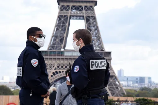 В Париже и еще восьми французских городах из-за коронавируса ввели комендантский час