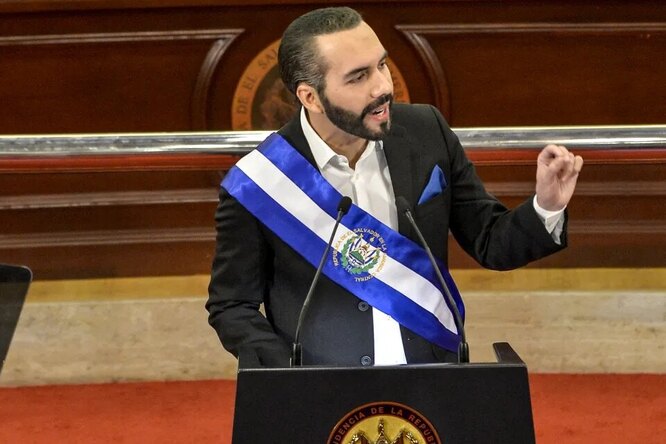 Президент Сальвадора подписал себя в твиттере «самым крутым диктатором в мире»