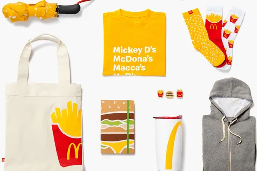 Сумка-бургер и носки-картошка фри: McDonald's выпустили коллекцию одежды и аксессуаров Сумка-бургер и носки-картошка фри: McDonald's выпустили коллекцию одежды и аксессуаров