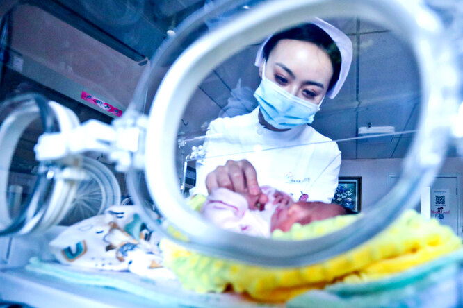 В Сингапуре после года в больнице выписали одного из самых маленьких недоношенных детей в мире. Ребенок родился с весом 212 граммов