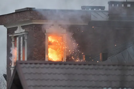 ТАСС: мужчина, открывший огонь по силовикам в Подмосковье, отказался сдаться полиции и, предположительно, погиб в горящем доме
