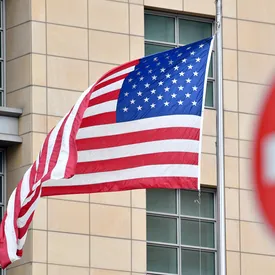 Россия выслала 10 сотрудников посольства США Россия выслала 10 сотрудников посольства США