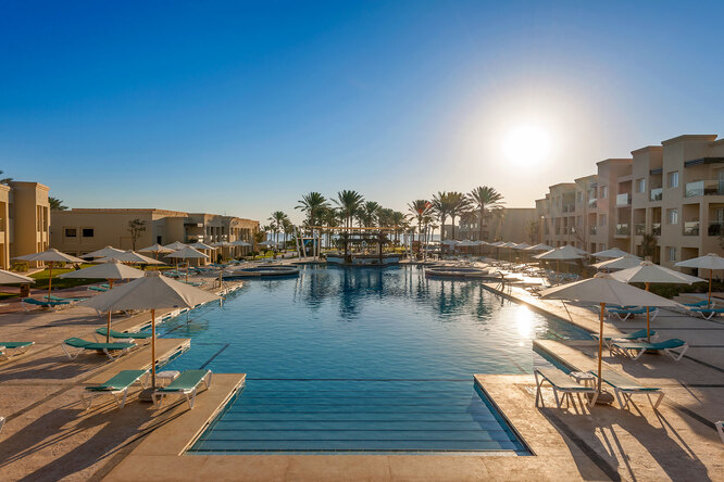 Бассейн в Rixos Premium Seagate. В отеле есть собственный аквапарк с 23 водными горками, бассейном с искусственными волнами и картингом, вход куда открыт только постояльцам Rixos Sharm El Sheikh и Rixos Premium Seagate