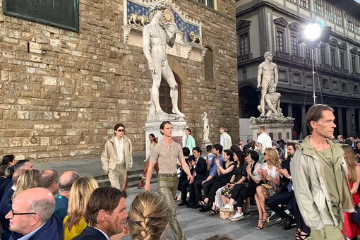 Возвращение на родину: как прошел мужской показ Salvatore Ferragamo на площади Синьории во Флоренции