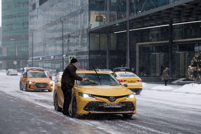 Власти Москвы призвали агрегаторов не поднимать цены на такси перед Новым годом и в каникулы