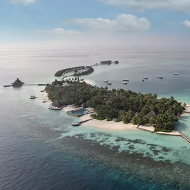 Сбежать от осени на Мальдивы: курорт Huvafen Fushi поможет продлить лето на берегу океана Сбежать от осени на Мальдивы: курорт Huvafen Fushi поможет продлить лето на берегу океана