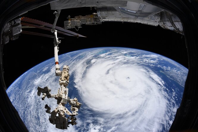 Снимок с МКС. «Ида» бушует в Мексиканском заливе и вот-вот затопит берег в Луизианы, США, 29 августа 2021 года.
