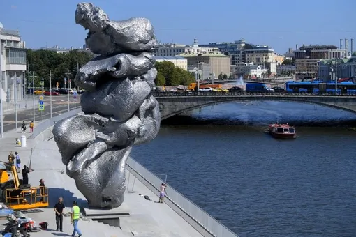 На Болотной набережной в Москве установили 12-метровую скульптуру Урса Фишера «Большая глина № 4»