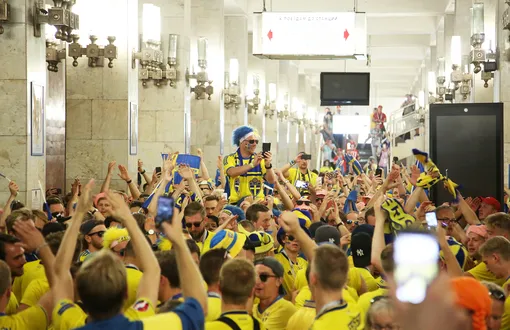 Болельщики из Швеции приехали в Нижний Новгород поддержать свою сборную в матче против Южной Кореи. Они заполонили метро и улицы города, танцевали под барабаны, исполняли национальный гимн и футбольные кричалки. Матч закончился со счетом 1:0 в пользу щведов.