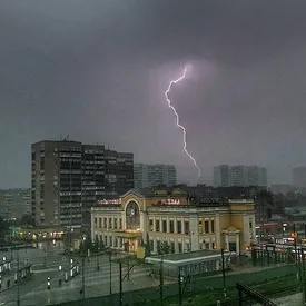 На Москву после недельной жары обрушился «суперливень». В городе закрыли несколько станций метро На Москву после недельной жары обрушился «суперливень». В городе закрыли несколько станций метро