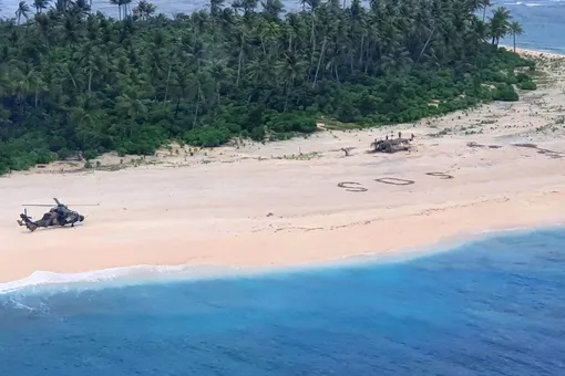 В Тихом океане пропало небольшое судно с тремя моряками. Их нашли на необитаемом острове благодаря надписи SOS на песке