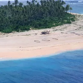 В Тихом океане пропало небольшое судно с тремя моряками. Их нашли на необитаемом острове благодаря надписи SOS на песке