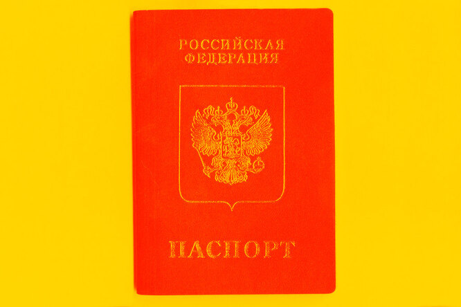 Бумажные паспорта перестанут выдавать в России в 2022 году. Вместо них будут электронные