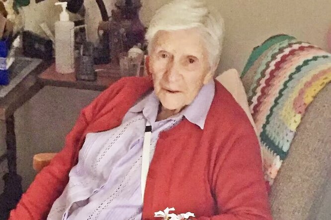 В Австралии умерла 95-летняя пенсионерка, которую полицейские ударили электрошокером. Она приближалась к ним на ходунках с ножом в руках В Австралии умерла 95-летняя пенсионерка, которую полицейские ударили электрошокером. Она приближалась к ним на ходунках с ножом в руках