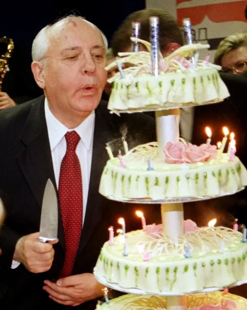 Former Soviet leader Mikhail Gorbachev blows on candles during a ceremony ahead of his anniversary in Moscow early February 27, 2001. Gorbachev will officially mark his 70th birthday on Friday, March 2. Picture taken February 27, 2001. Reuters