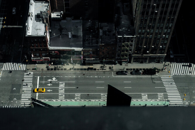 Пустая улица на Манхэттене, 15 марта 2020 Empty street is seen in Manhattan borough following the outbreak of coronavirus disease (COVID-19), in New York City, U.S., March 15, 2020. REUTERS/Jeenah Moon