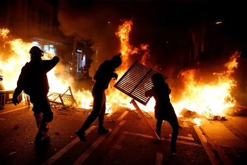 Separatist demonstrators throw objects into a fire during a protest after a verdict in a trial over a banned independence referendum in Barcelona, Spain, October 15, 2019. REUTERS/Rafael Marchante TPX IMAGES OF THE DAY