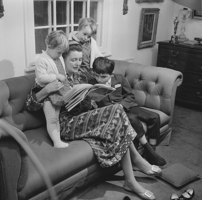 Актриса Патриция Нил читает детям книгу «Чарли и шоколадная фабрика», 1968 год