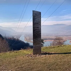 В Румынии нашли таинственный монолит, похожий на тот, что пропал из пустыни в Юте