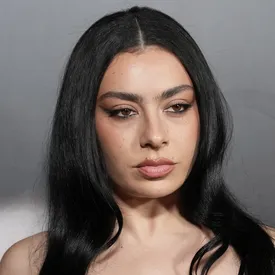 Charli XCX сыграет в триллере «Галерист» с Натали Портман и Дженной Ортегой Charli XCX сыграет в триллере «Галерист» с Натали Портман и Дженной Ортегой