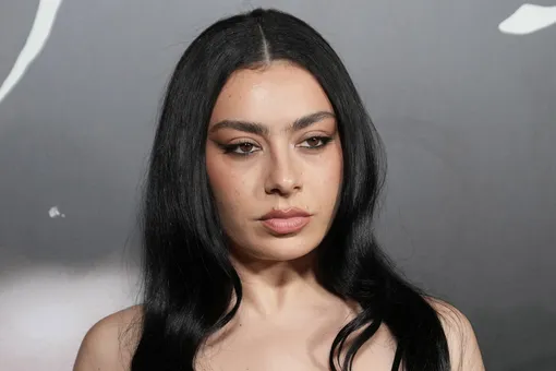 Charli XCX сыграет в триллере «Галерист» с Натали Портман и Дженной Ортегой Charli XCX сыграет в триллере «Галерист» с Натали Портман и Дженной Ортегой