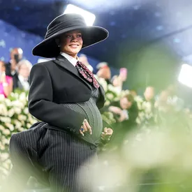 Рианна объявила на Met Gala, что беременна третьим ребенком Рианна объявила на Met Gala, что беременна третьим ребенком