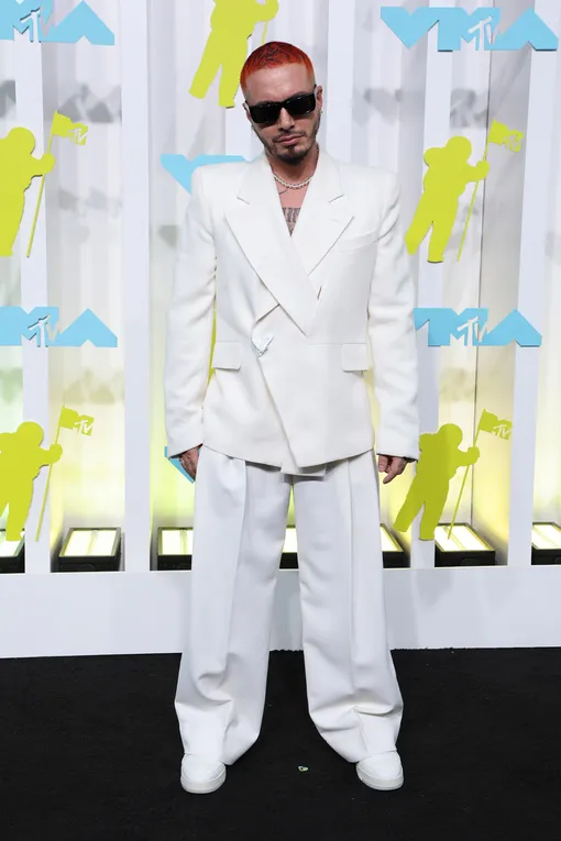 J Balvin в Louis Vuitton и украшениях Tiffany & Co. J Balvin