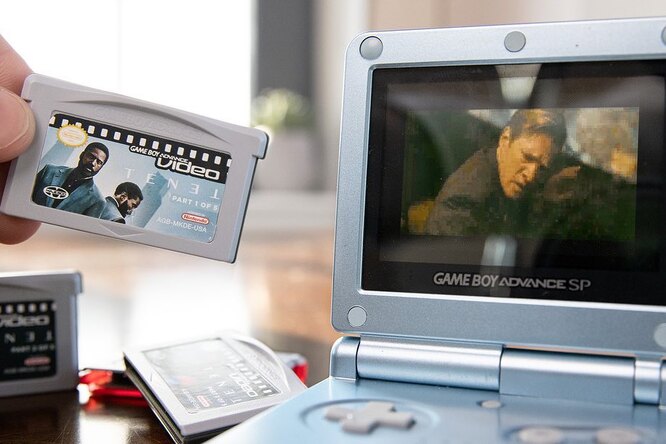 Кристофер Нолан призывал смотреть «Довод» в кинотеатрах ради более глубокого восприятия. Что ж, фильм записали на мизерный картридж от Game Boy!