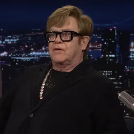 Элтон Джон сделал ожерелье и брошь из своих коленных чашечек Элтон Джон сделал ожерелье и брошь из своих коленных чашечек