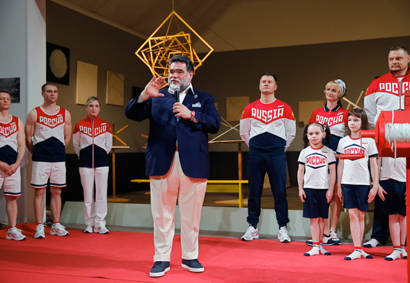 Глава Bosco di Ciliegi Михаил Куснирович презентует форму сборной России в преддверии Олимпиады в Рио-де-Жанейро.