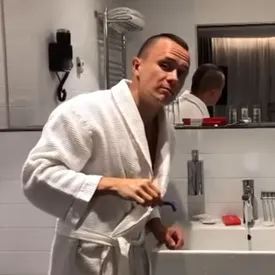 Комик Илья Соболев снял пародию на репортаж Дмитрия Киселева про отравление Навального