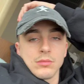 Фото Тимоти Шаламе в новом образе стало мемом. Пользователи заметили у актера «славянский свэг»