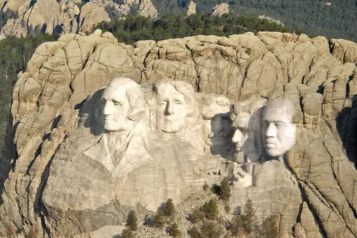 Канье Уэст прифотошопил себя к президентам США на горе Рашмор